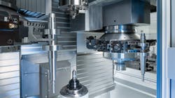 The machine is loaded and unloaded simultaneously with grippers located in the two turrets The workpieces are transported on conveyor belts located on the left and right of the machine The machine is loaded and unloaded simultaneously with grippers located in the two turrets The workpieces are transported on conveyor belts located on the left and right of the machine