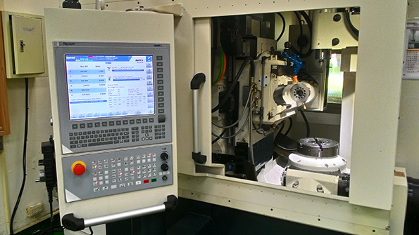 The gear hobbing machine uses a NUM FS152i operator panel with a customdeveloped HMI