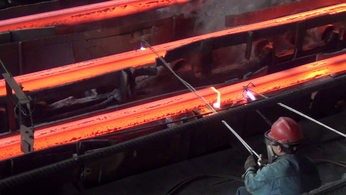 Raw steel billets cut-off torch