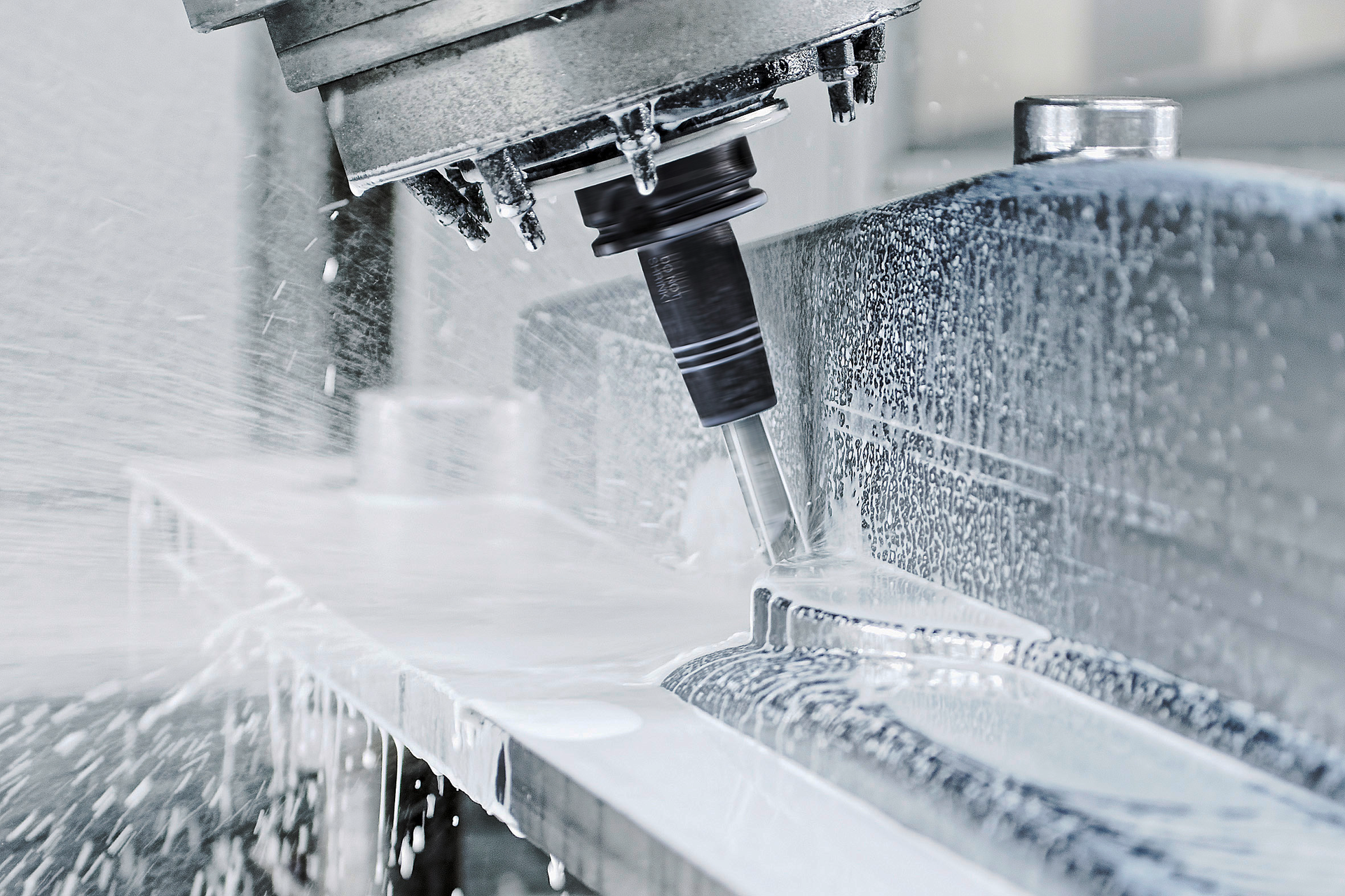 The cool-flow technology is described as a 'milestone' in hydraulic expansion technology: The coolant jet is immediately forwarded through the slim precision toolholder to the tool.