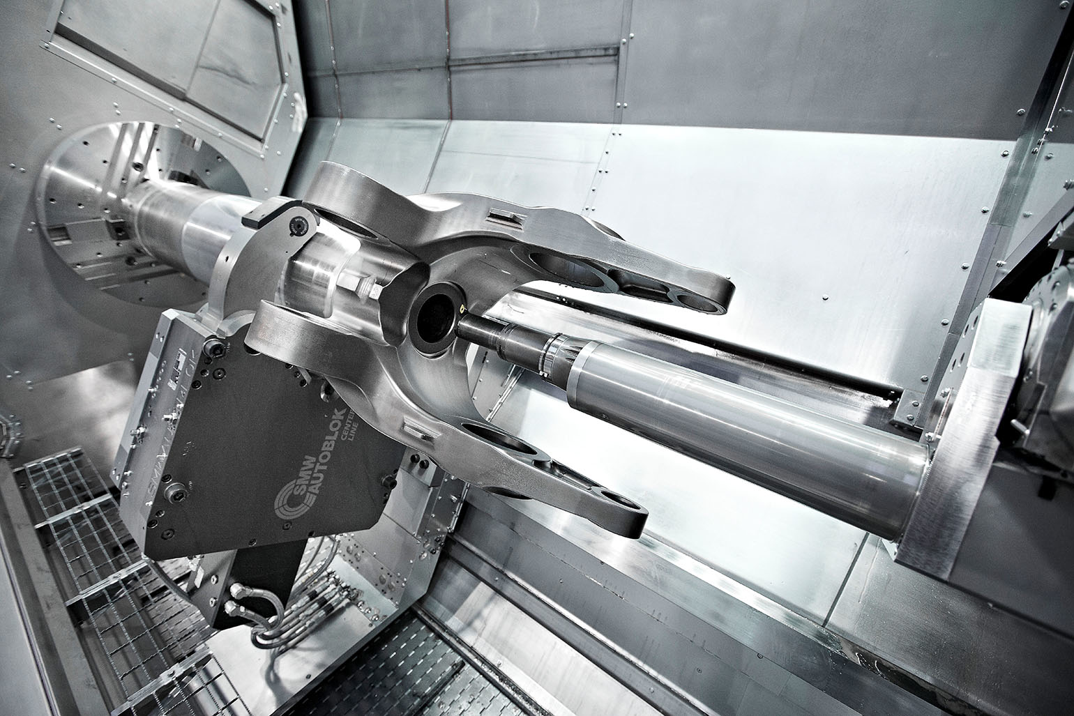The M175 MILLTURN for both heavy machining and high-precision finishing, such as large landing legs, crankshafts, turbine and generator shafts, large valve blocks, and shafts and rollers used in heavy industry.