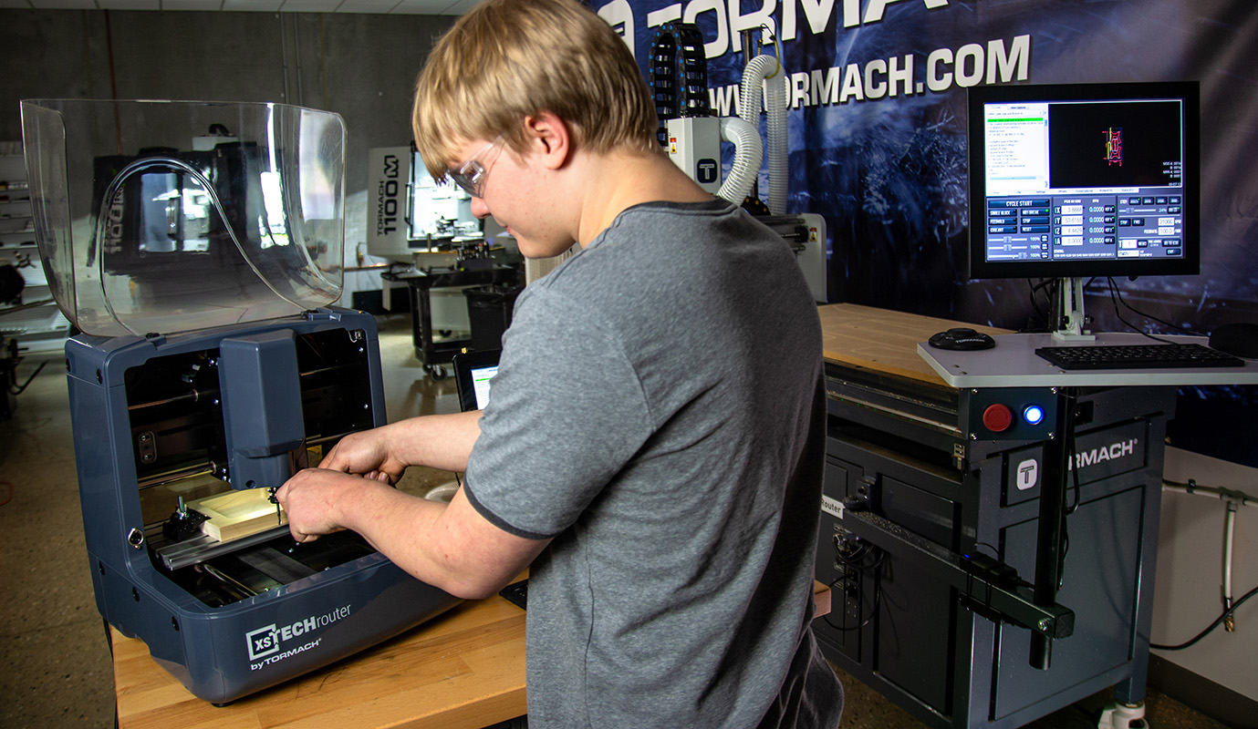 Np Tormach Xs Tech On Workbench 800 5fc9148081c64