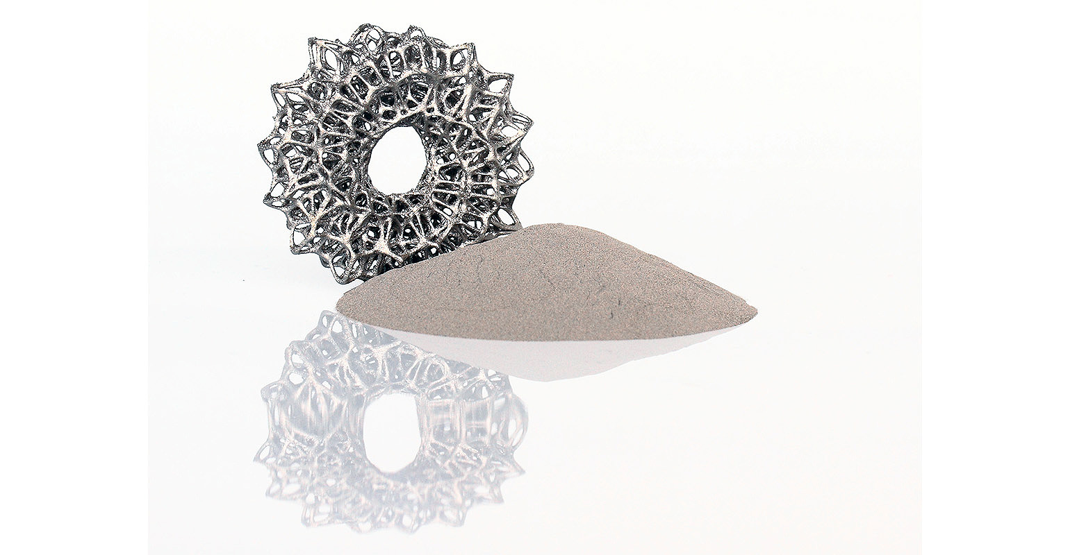 Binder jetting builds parts by progressively depositing alternating layers of fine metal powder feedstock and binders onto a powder bed in thin horizontal layers.