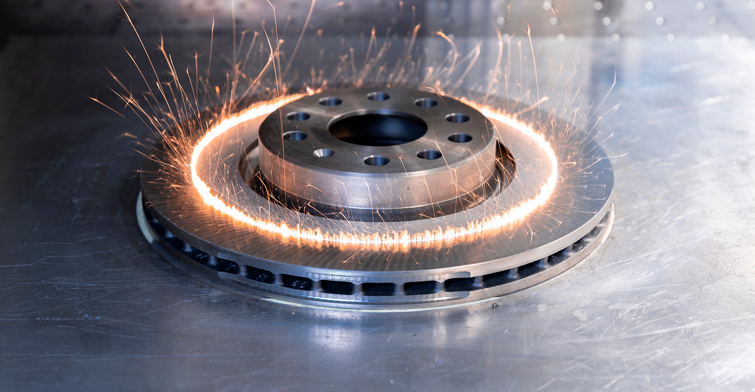 Fraunhofer IWS used high-energy light instead of sand grains to clean and roughen &ndash; for example the surface of brake discs. For this purpose, researchers developed a laser-based process that realizes cleaning and structuring tasks significantly faster than conventional processes and should result in lower operating costs in series production.