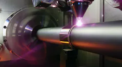 The Simultaneous Machining and Coating (SMaC) process allows simultaneous additive manufacturing and mechanical processing of components. Corrosion and wear protection coatings and functional surfaces can be produced more quickly and with reduced tool wear.