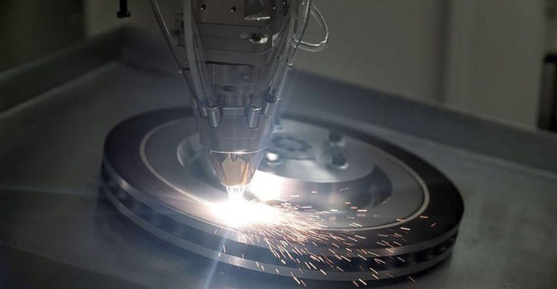 During laser coating of brake discs, carbide-containing metal powder is applied to the brake disc at a high feed rate, using a high-power laser.