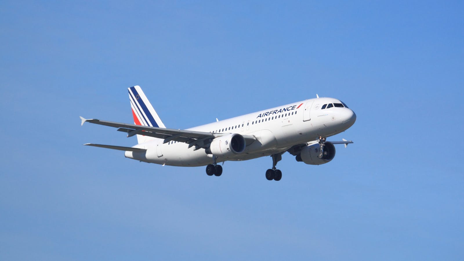 An Airbus A320 in flight in Air France livery