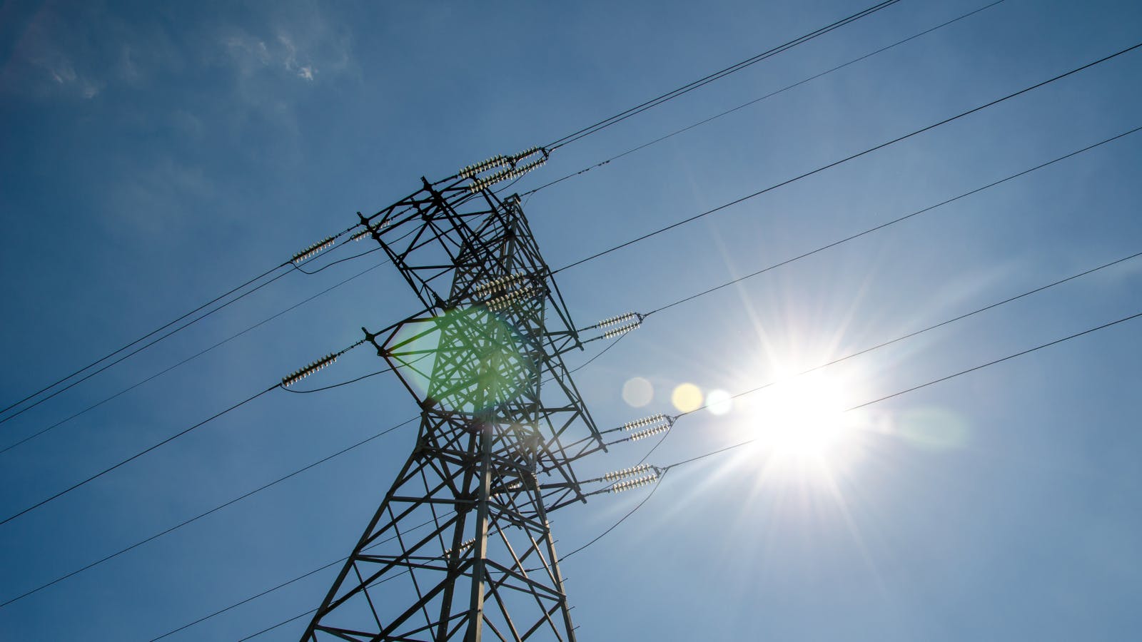 steellatticetransmissiontowerid_140874379oleksandr