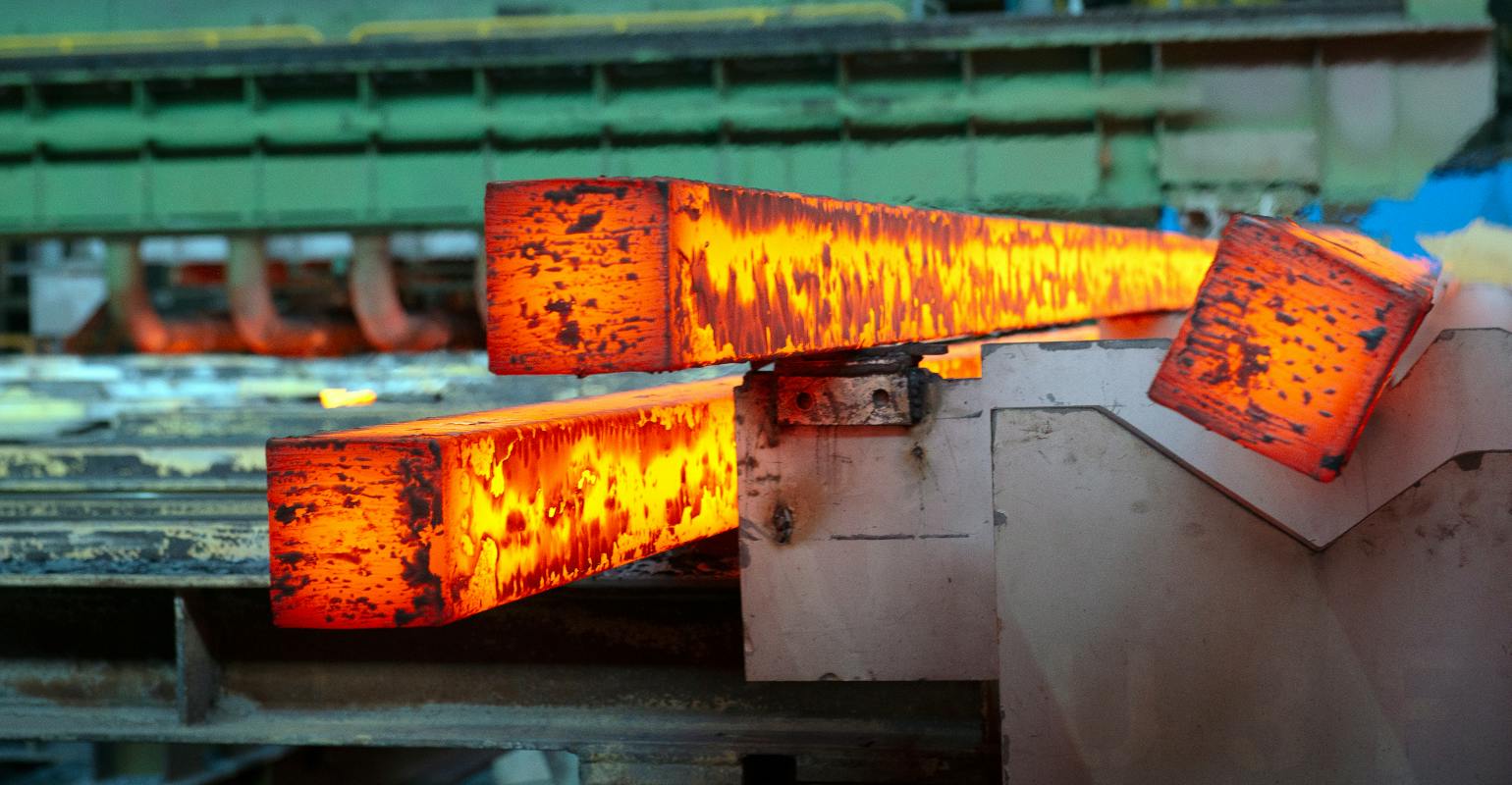 Hot billets on con-caster walking-beam runout table
